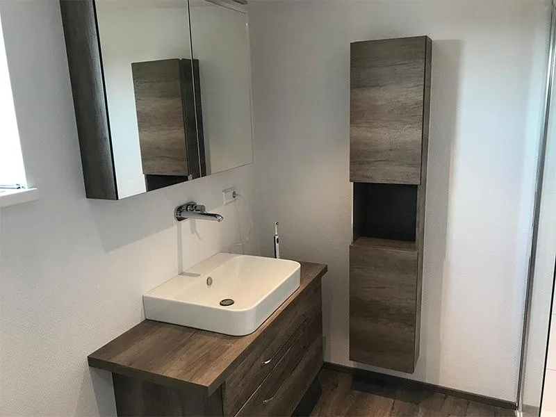 Waschtisch mit Unterschrank in Holzdekor, Spiegelschrank und Hochschrank