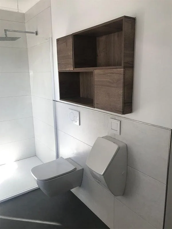 Gäste-WC mit Urinal, Wand-WC und offenem Holzregal