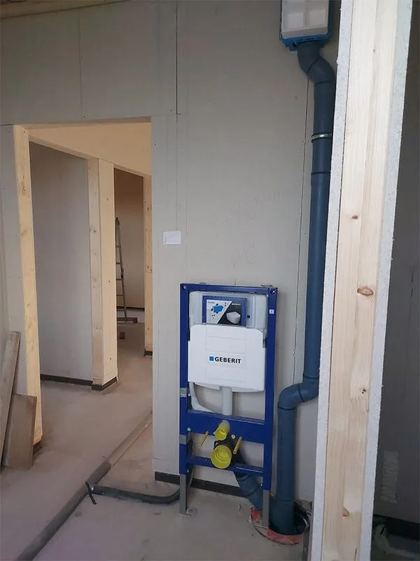 Montiertes Vorwandelement für ein WC im Rohbau