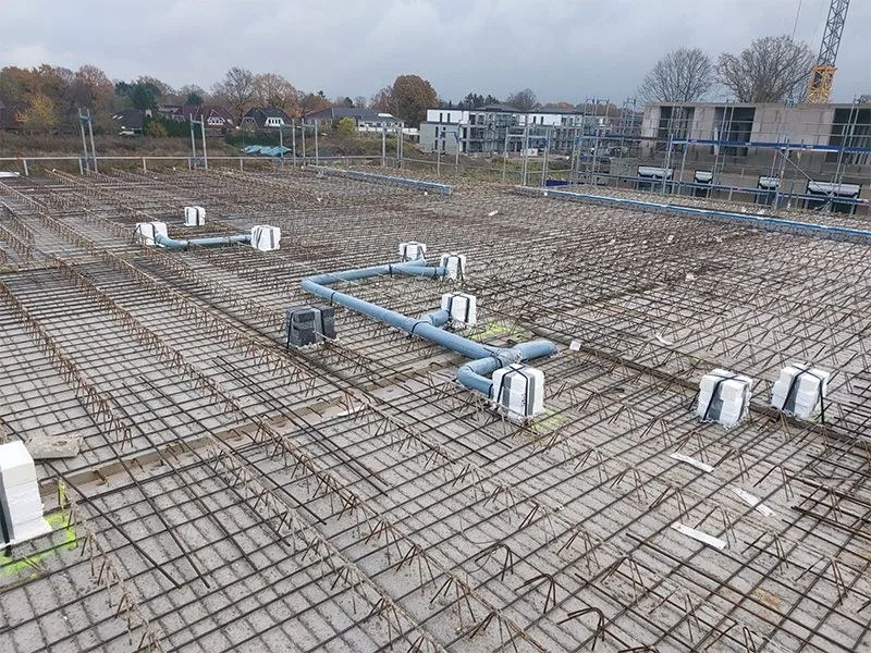 Großbaustelle mit Bewehrung und Grundleitungen auf der Bodenplatte