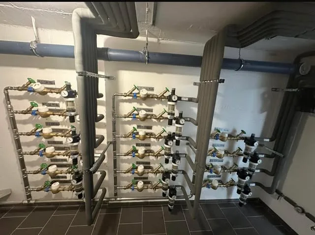 Verteilerbatterie mit vielen Strängen in einem Technikraum