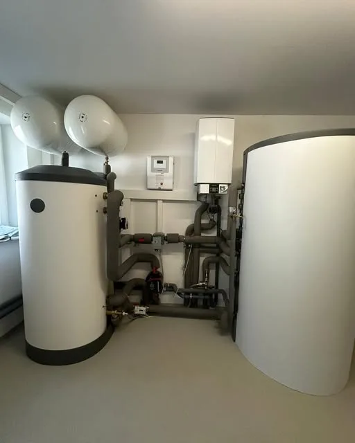 Technikraum mit großen Speichern und Rohrleitungen